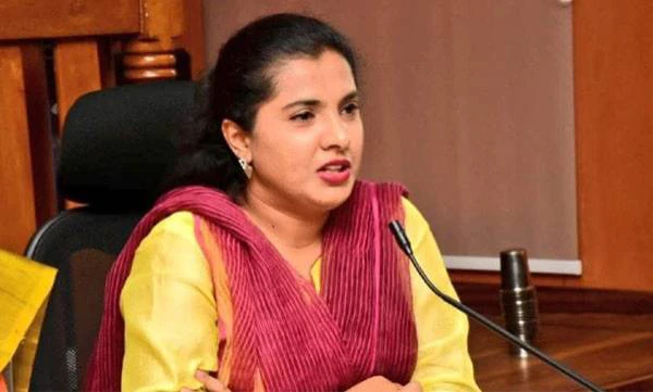 ഐഎഎസുകാരിക്കെതിരേ