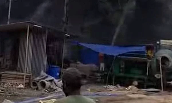 കണ്ടെയ്‌നര്‍ മുറിച്ചുമാറ്റുന്നതിനിടയില്‍