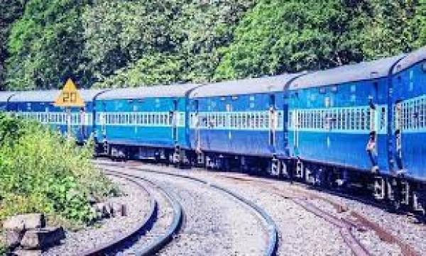 ട്രെയിനുകള്‍ വൈകിയോടുന്നു